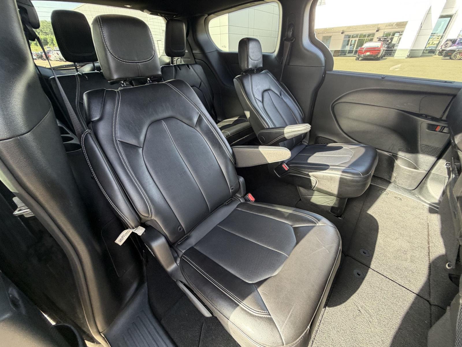Used 2025 Diamond Black Crystal Pearlcoat Chrysler Select image 19