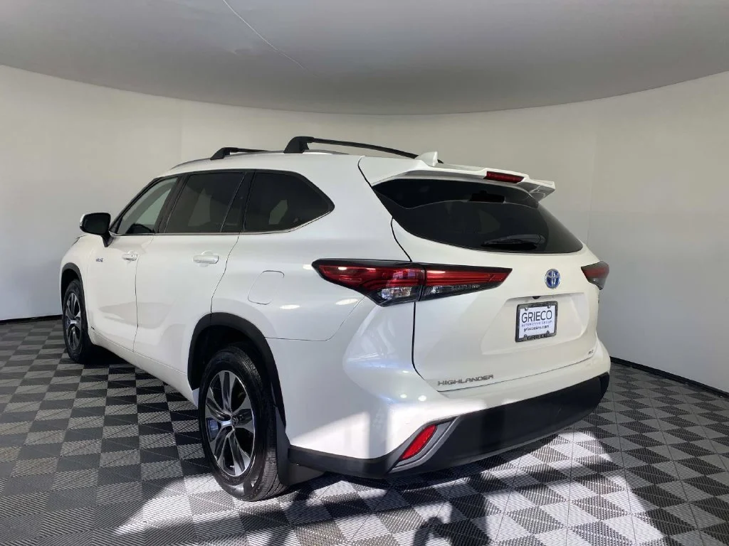 Used 2020 Blizzard Pearl Toyota XLE image 5