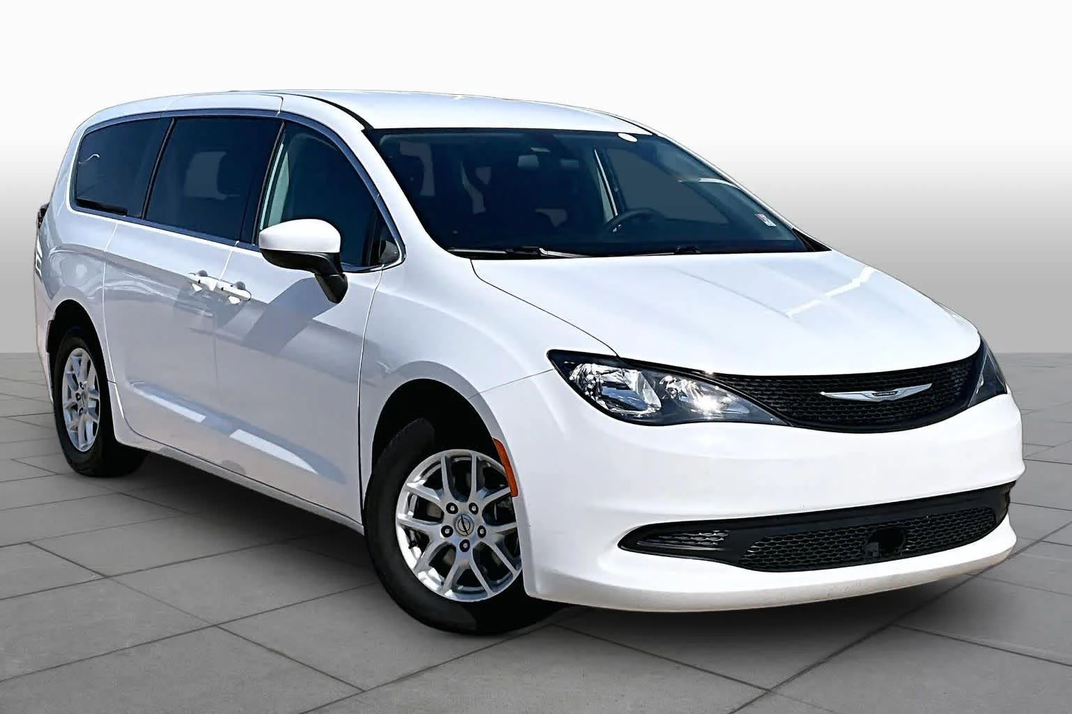Pre-Owned 2022 Chrysler Voyager LX