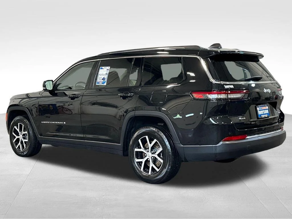 Used 2023 Diamond Black Crystal Pearlcoat Jeep Limited image 5