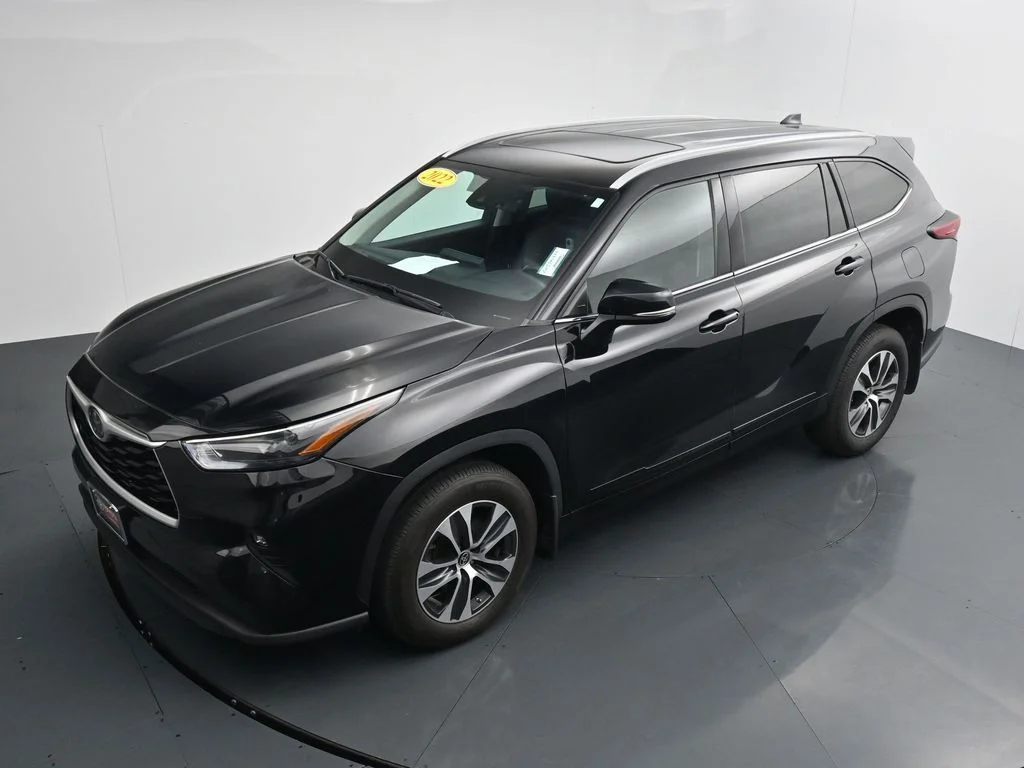 Used 2022 Black Toyota XLE image 21