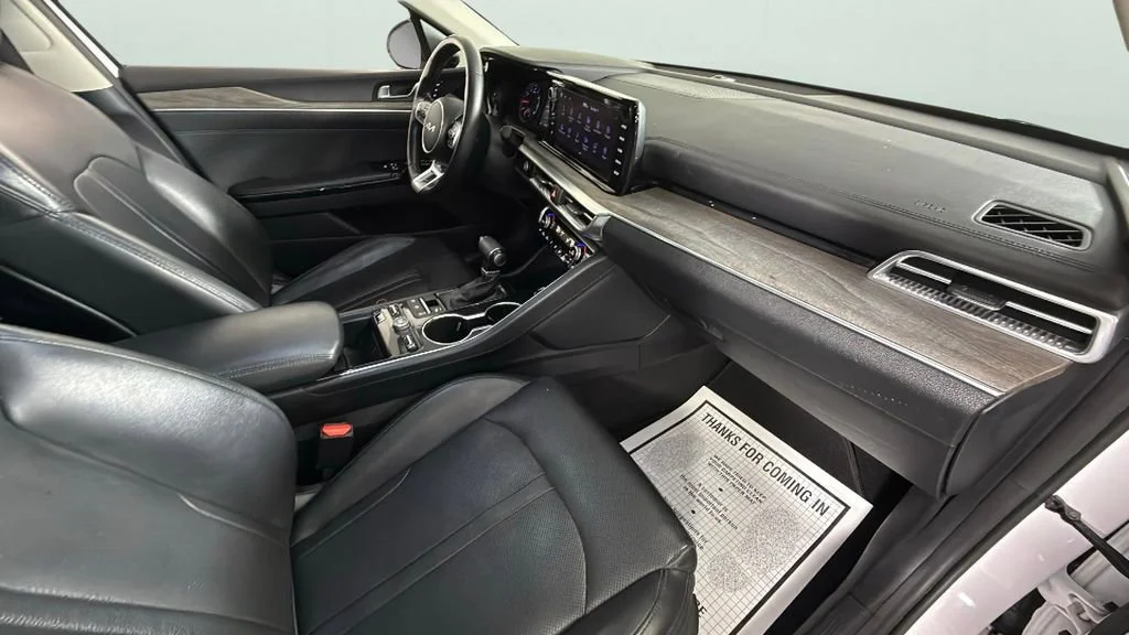 Used 2022 White Kia EX image 35