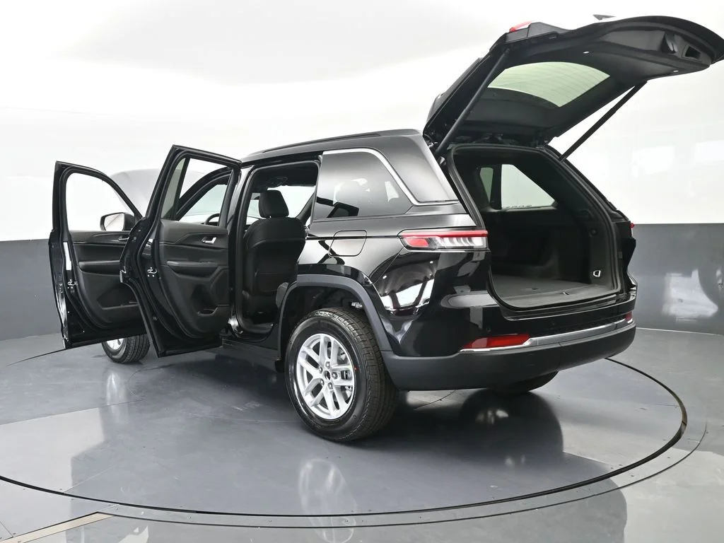 New 2026 Diamond Black Crystal Pearl-Coat Exterior Paint Jeep Laredo X image 73