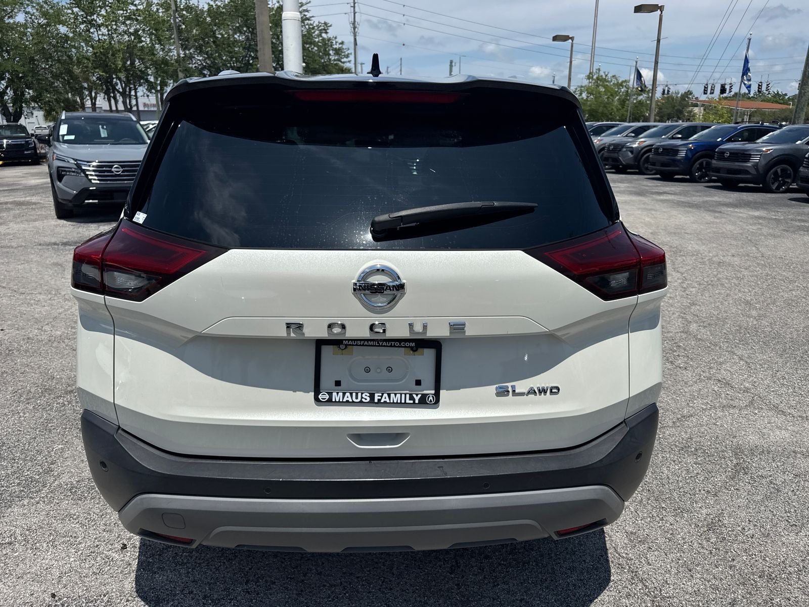 Certified Used 2021 White Nissan SL image 6