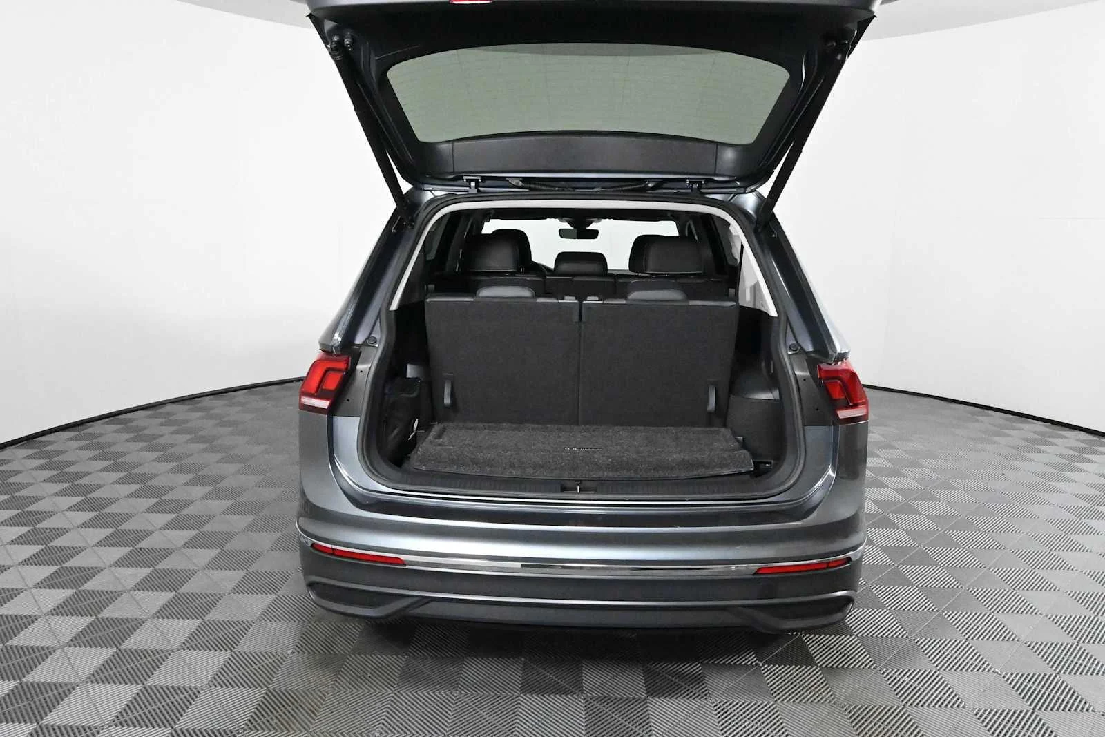 Certified Used 2024 Platinum Gray Metallic Volkswagen SE image 8