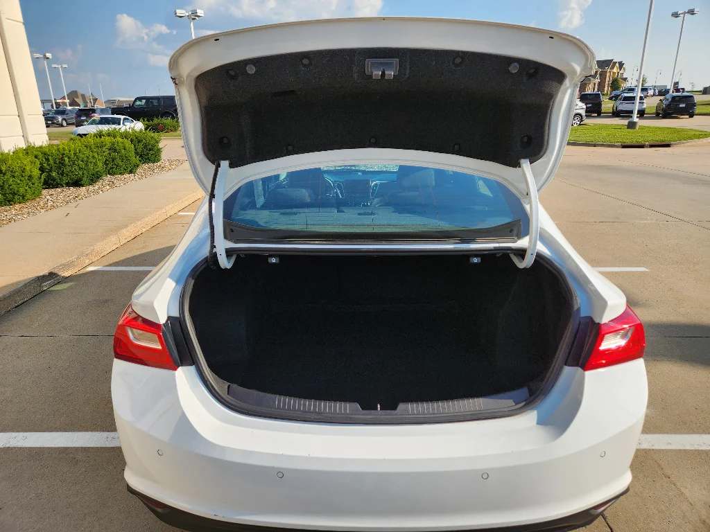 Used 2024 Summit White Chevrolet LT image 7
