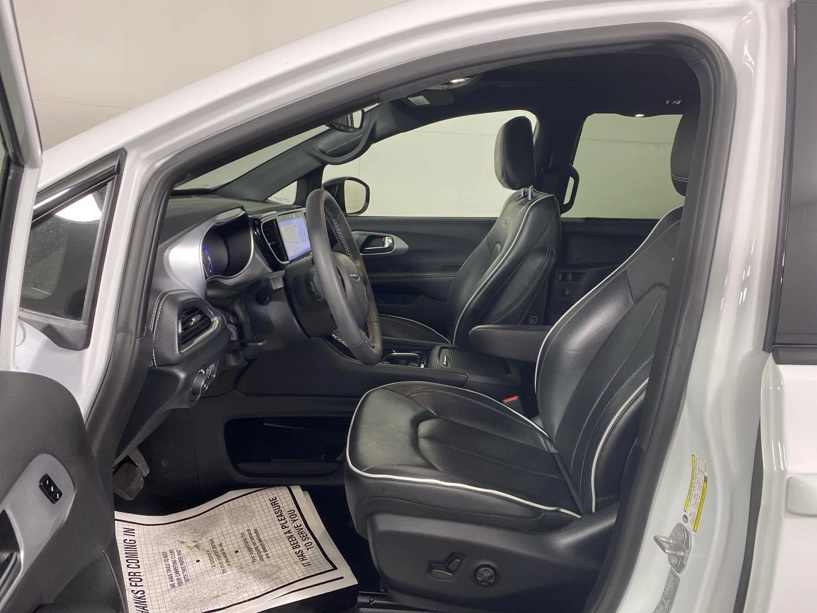 Used 2025 Bright White Clearcoat Chrysler Limited image 10