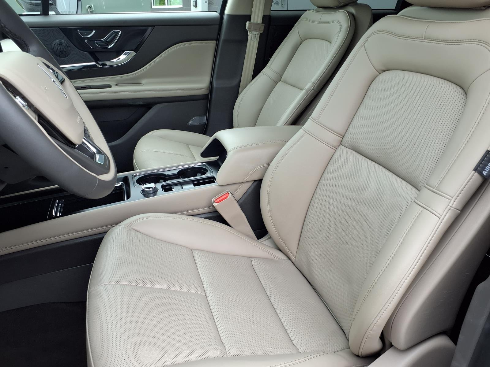 Certified Used 2023 Pristine White Lincoln Standard image 3