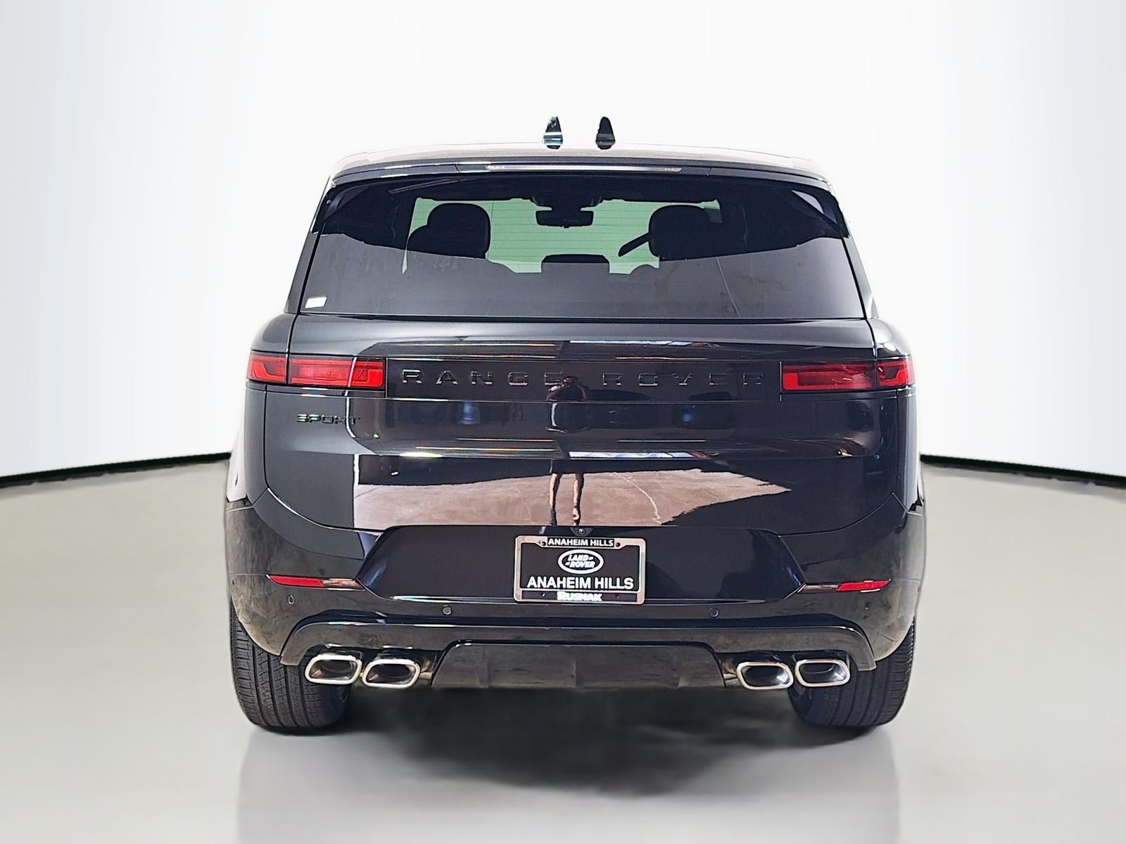 New 2026 Santorini Black Land Rover Dynamic SE image 4