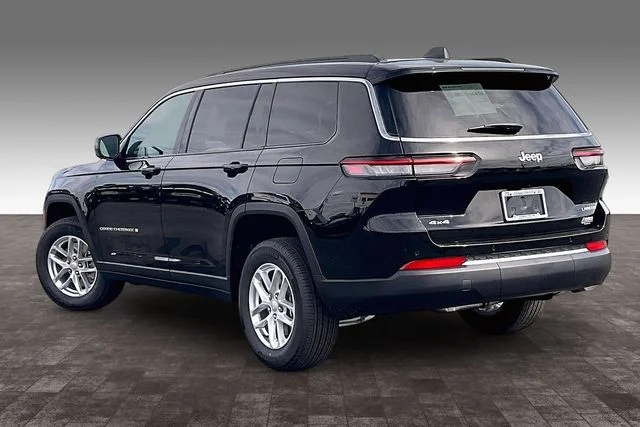 New 2026 Diamond Black Crystal Pearl-Coat Exterior Paint Jeep Laredo image 3