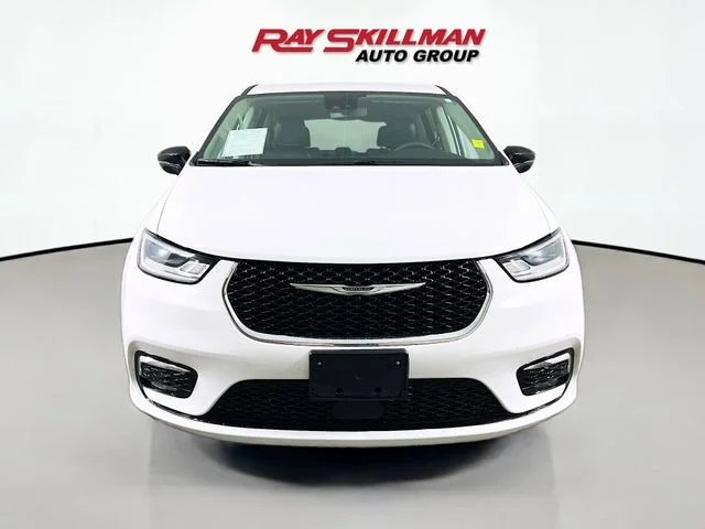 Used 2024 White Chrysler Touring L image 2