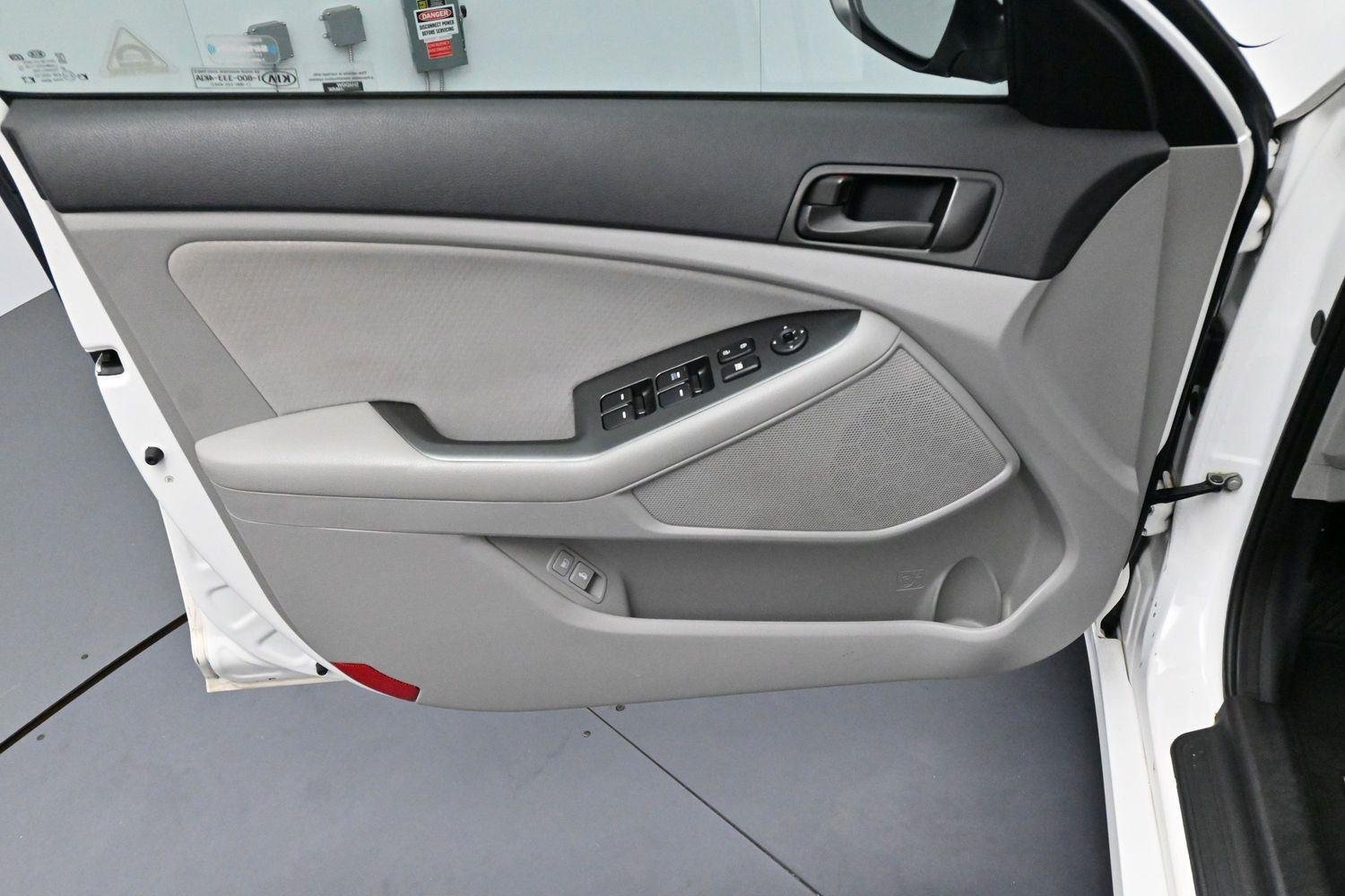 Used 2015 Snow White Pearl Kia LX image 10