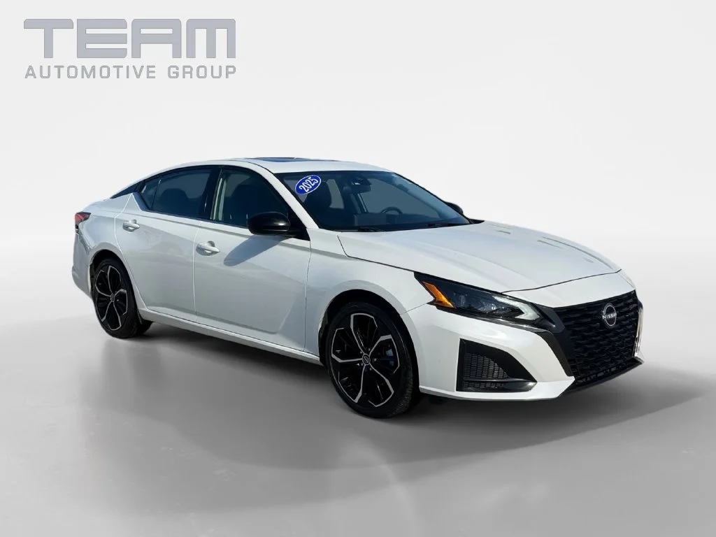 Used 2025 White Nissan 2.5 SR image 1