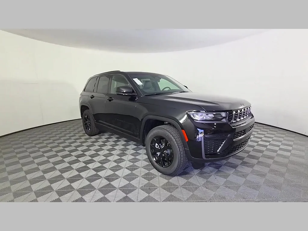 New 2026 Diamond Black Crystal Pearl-Coat Exterior Paint Jeep Laredo Altitude image 21