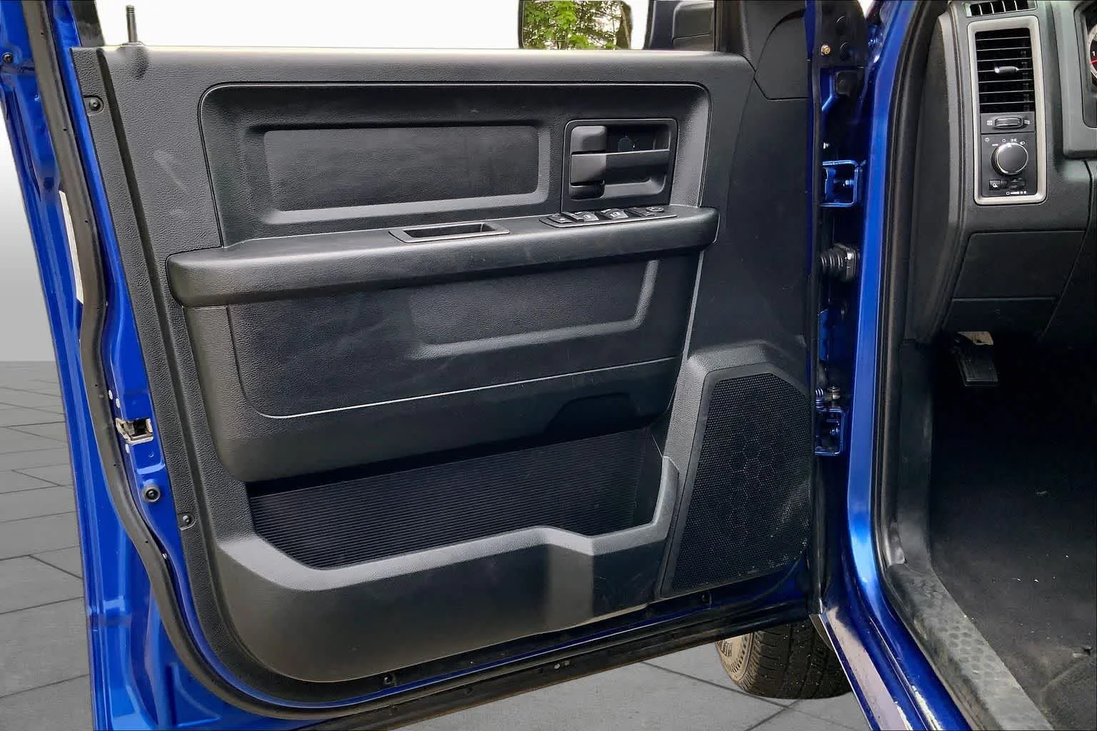 Used 2018 Blue Streak Pearlcoat Ram Tradesman image 22