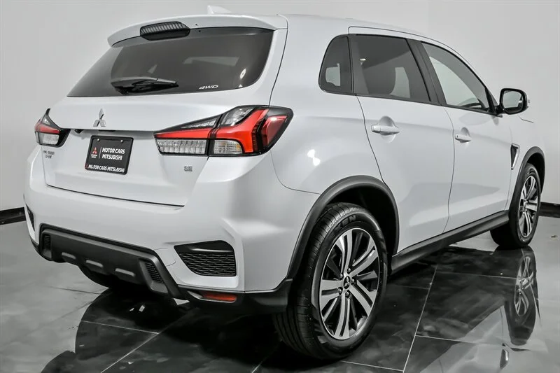 New 2025 White Diamond Mitsubishi SE image 8