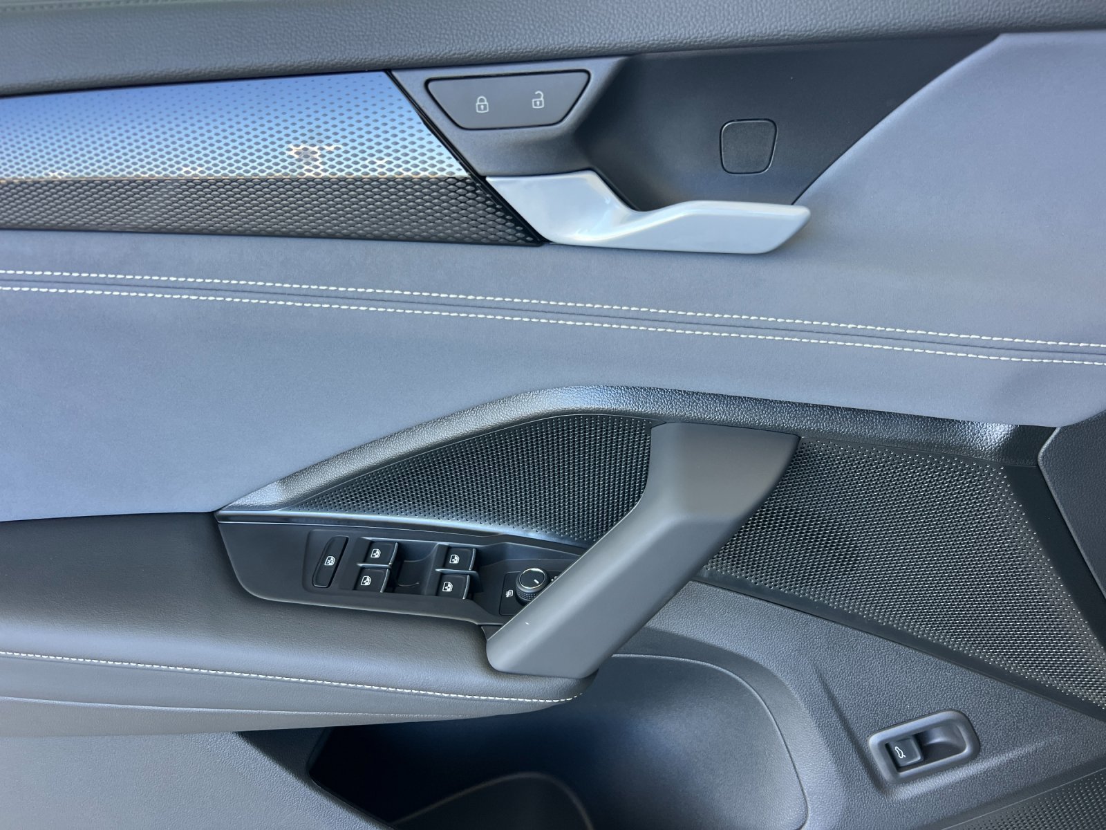 New 2026 Pure White Volkswagen SE image 10