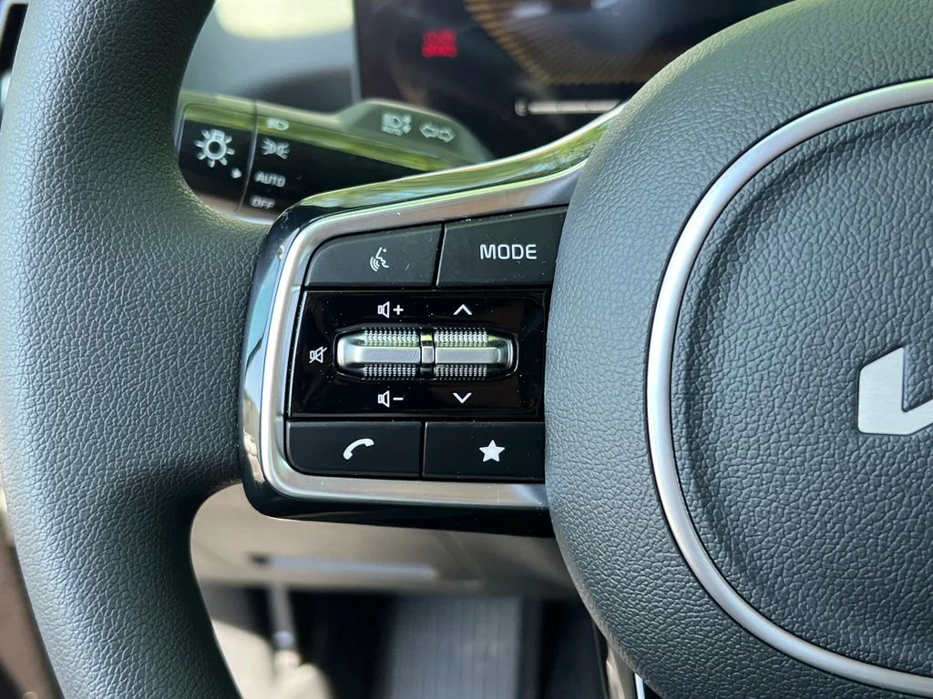 2025 Kia Sorento LX - Photo 18