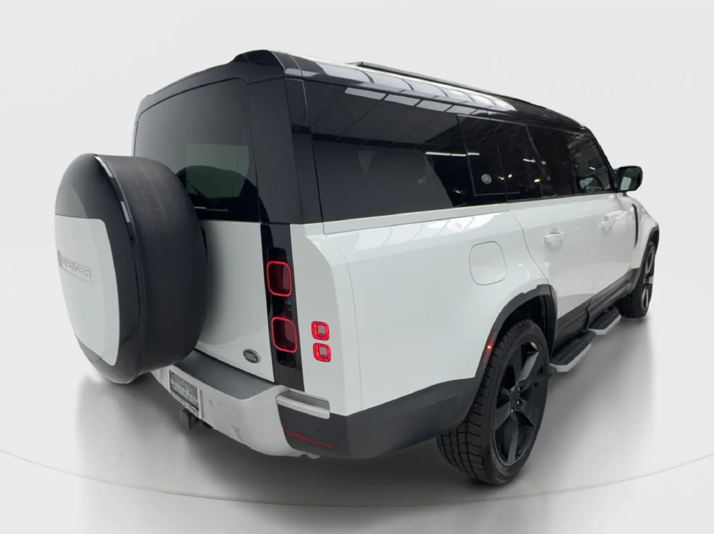 Used 2023 White Land Rover SE image 11