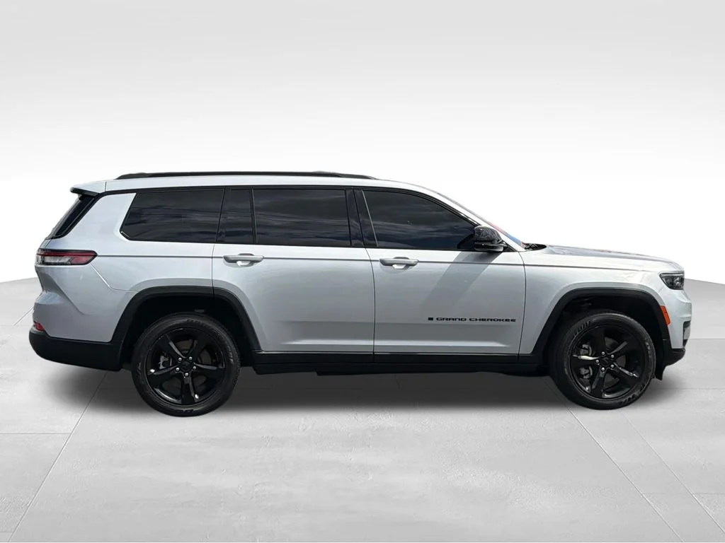 Used 2023 Silver Jeep Altitude image 8