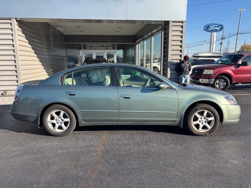Used 2005 Green Nissan 2.5 S image 4