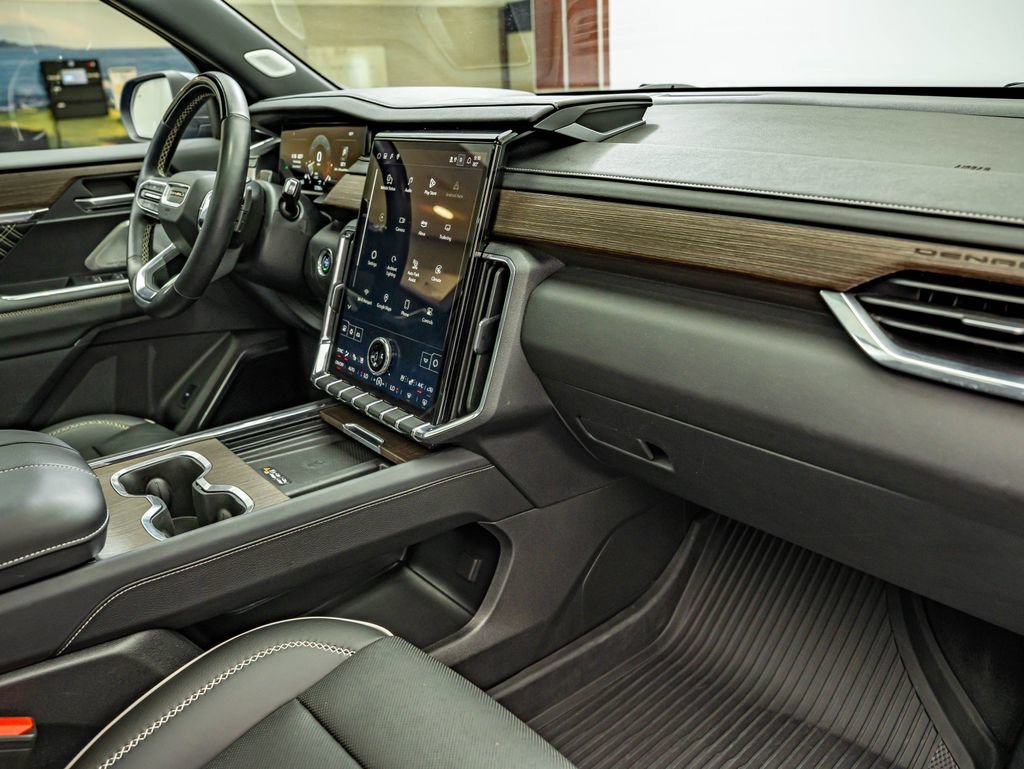 2024 GMC Acadia Denali - Photo 38
