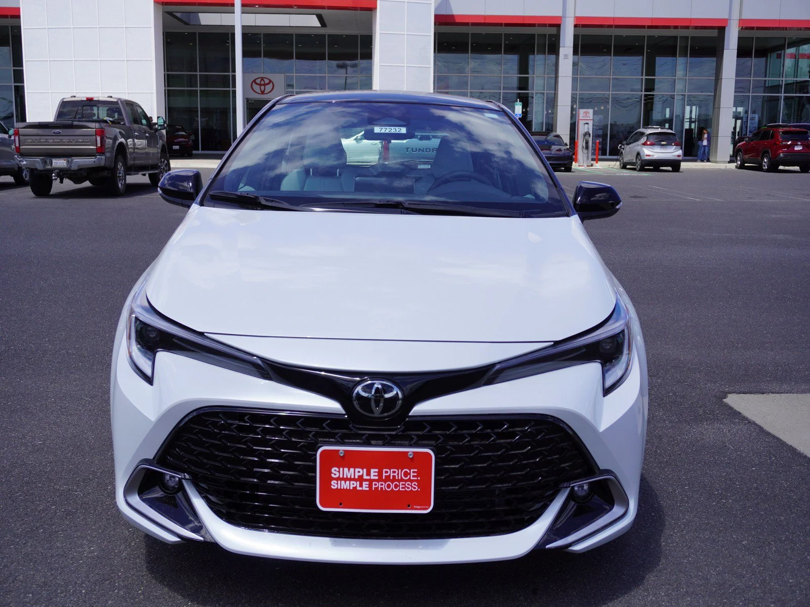 New 2026 Wind Chill Pearl/Midnight Black Metallic Toyota XSE image 6