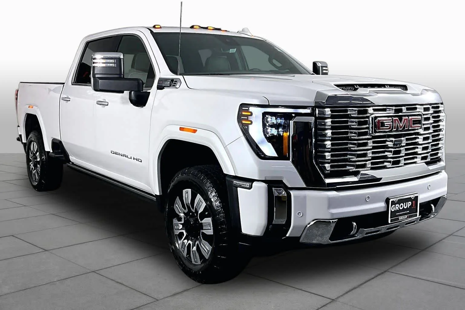 Used 2024 White Frost Tricoat GMC Denali image 3