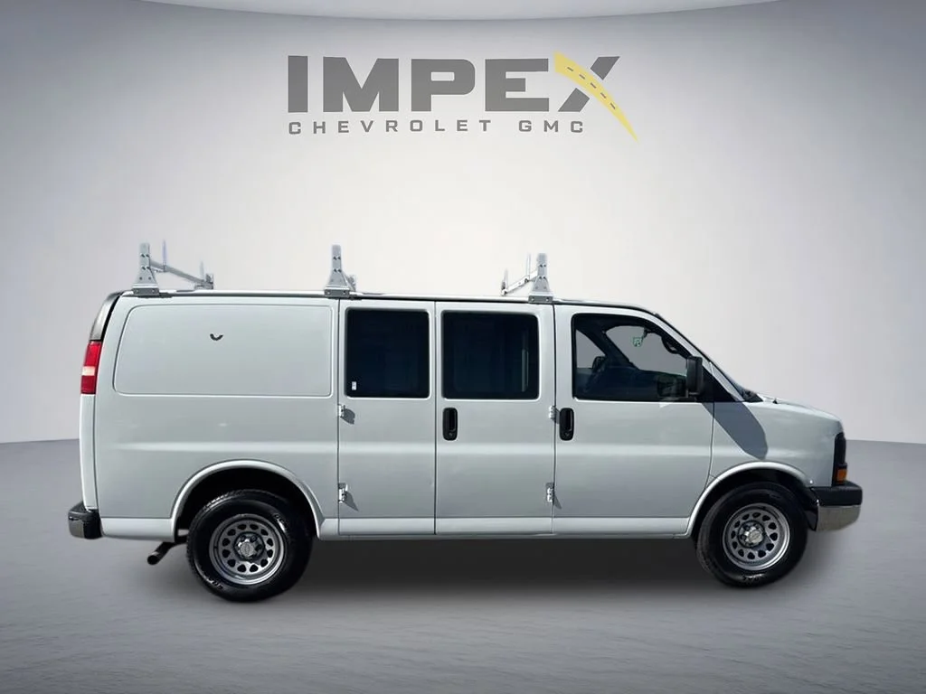 Used 2011 SUMMIT WHITE Chevrolet  image 6