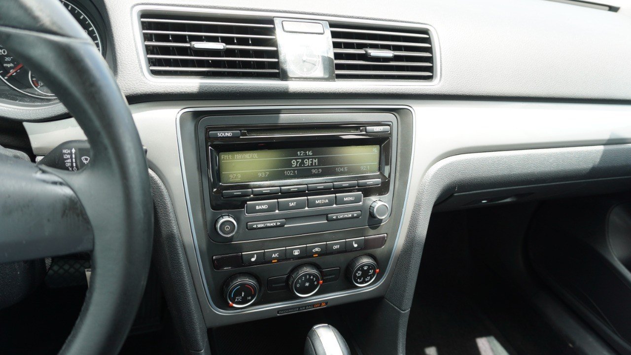Used 2014 White Volkswagen S image 17