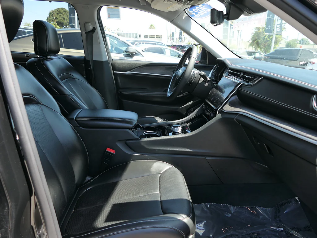Used 2023 Diamond Black Crystal Pearl Coat Jeep Limited image 23