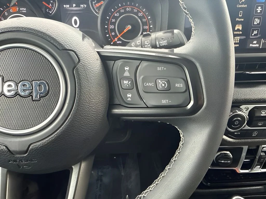 Used 2025 White Jeep Sport S image 14