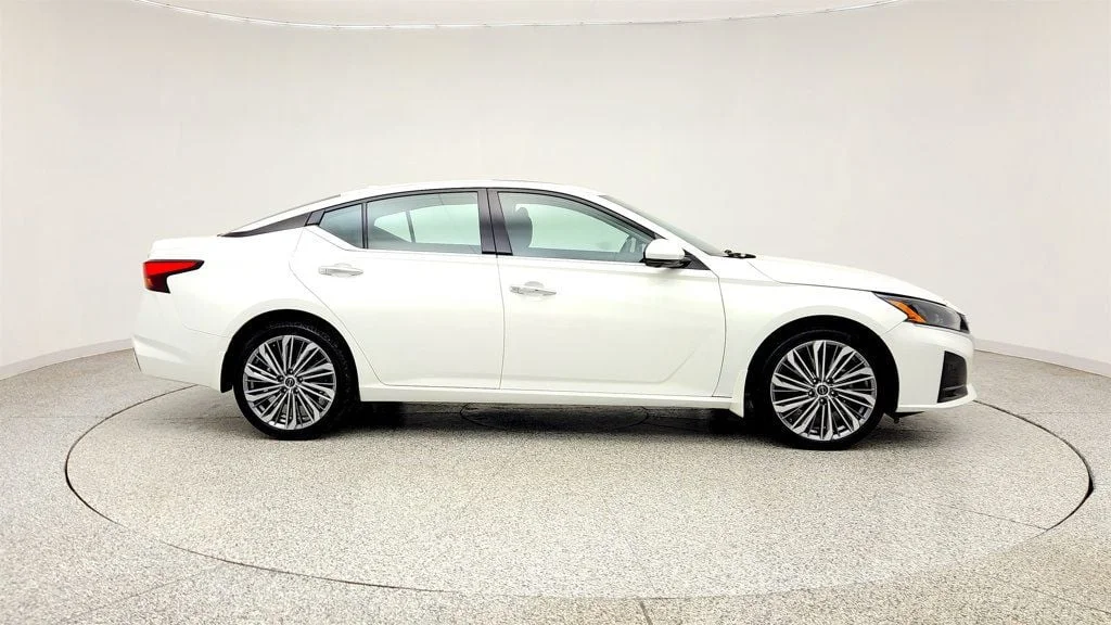Used 2023 Pearl White Tricoat Nissan 2.5 SL AWD Sedan image 4