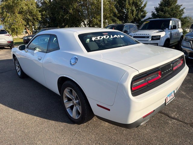 Used 2016 White Dodge SXT image 3