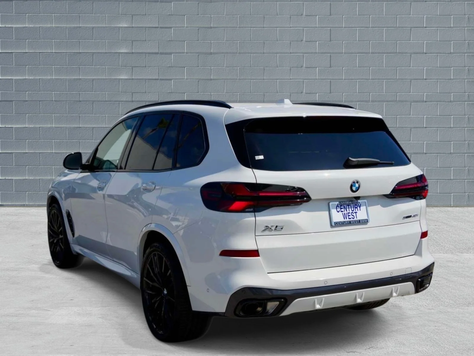 New 2026 Alpine White BMW sDrive40i image 3