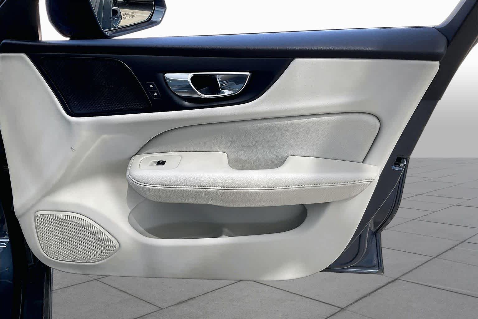 Used 2019 Denim Blue Metallic Volvo Momentum image 23