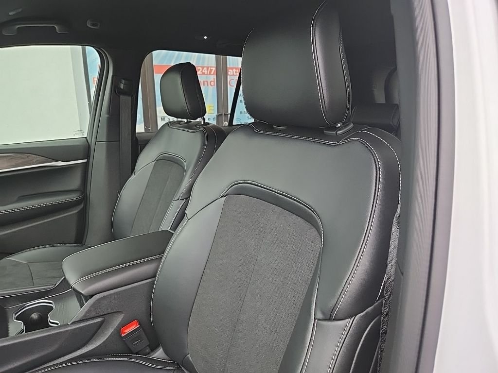 New 2026 Bright White Clear-Coat Exterior Paint Jeep Altitude image 32