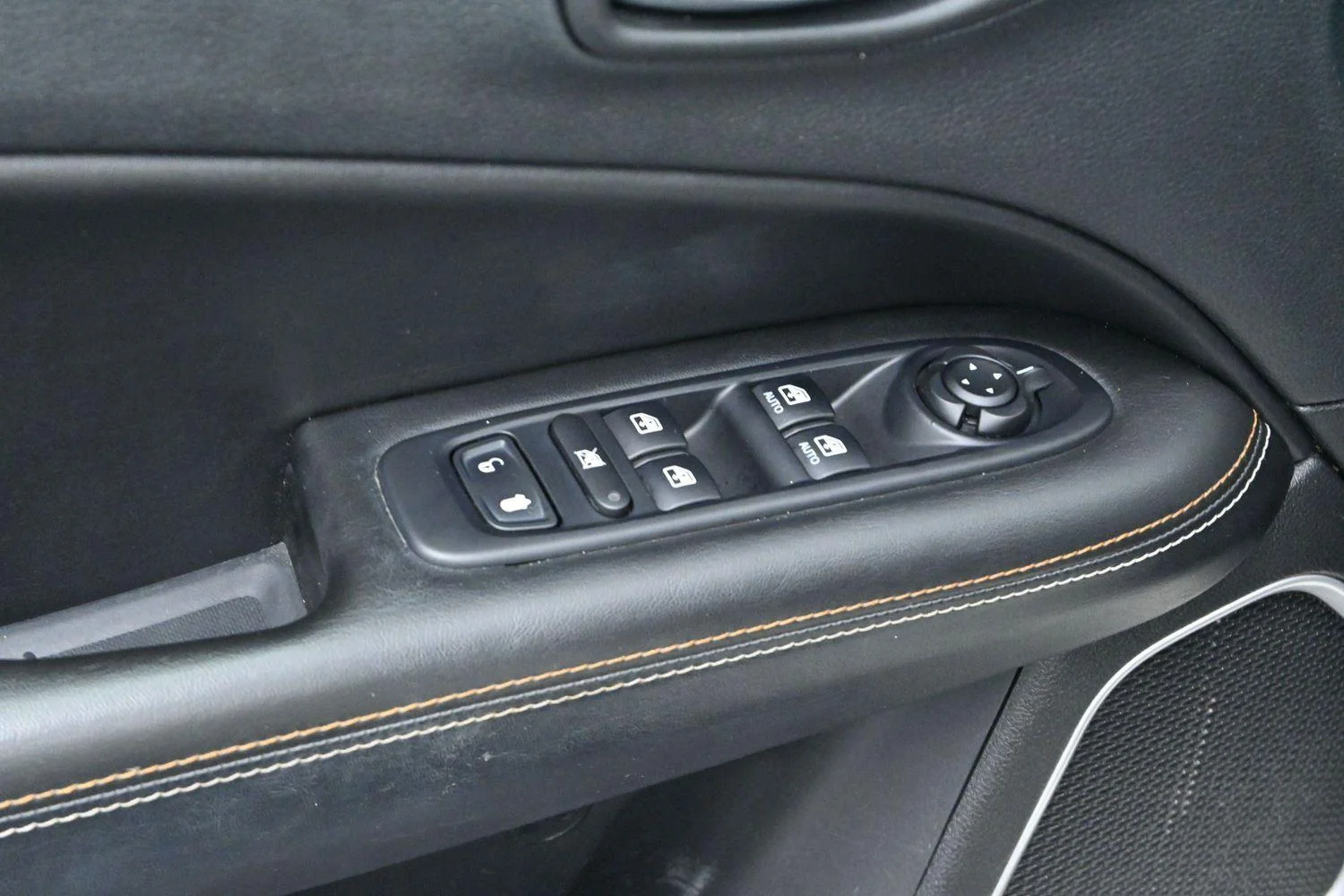 Used 2019 White Clearcoat Jeep Latitude image 11