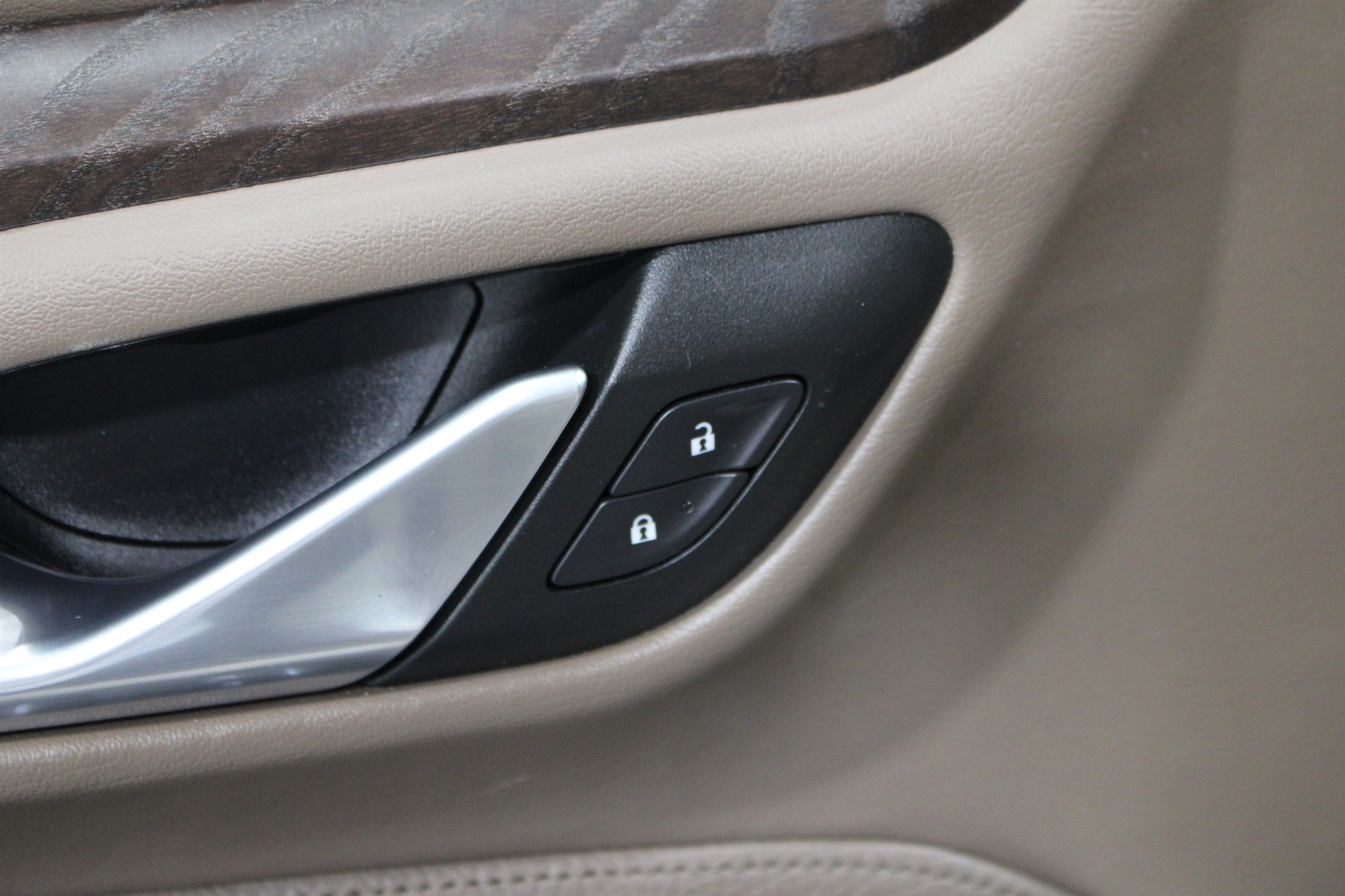 Used 2023 Pearl Beige Metallic GMC Denali image 8