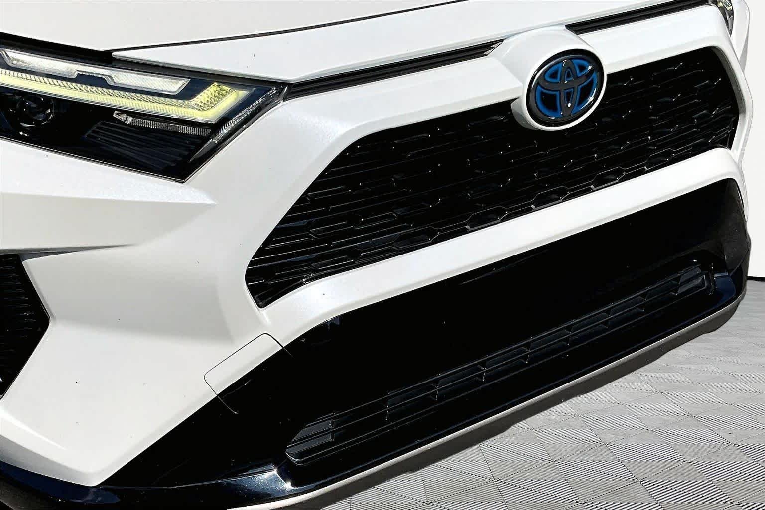 Used 2022 Blizzard Pearl Toyota Hybrid SE image 30