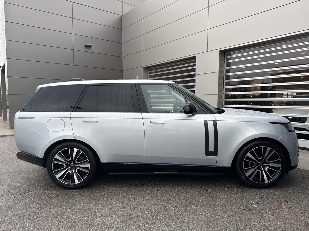 Certified Used 2024 Hakuba Silver Metallic Land Rover SE image 9