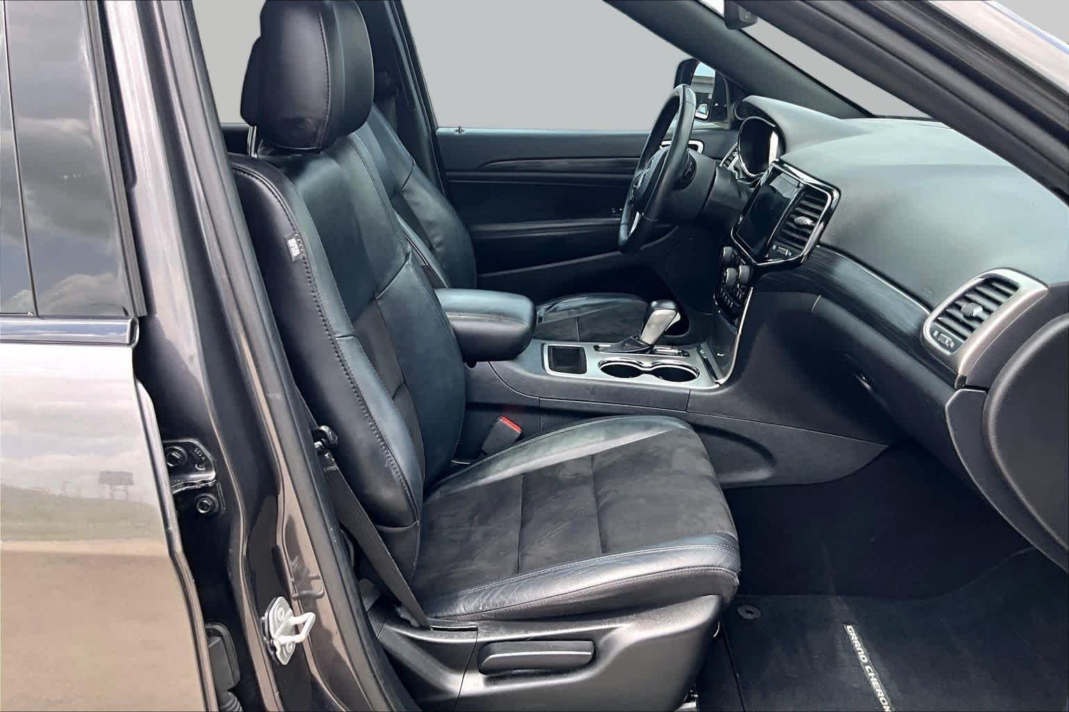 Used 2019 Granite Crystal Metallic Clearcoat Jeep Altitude image 9