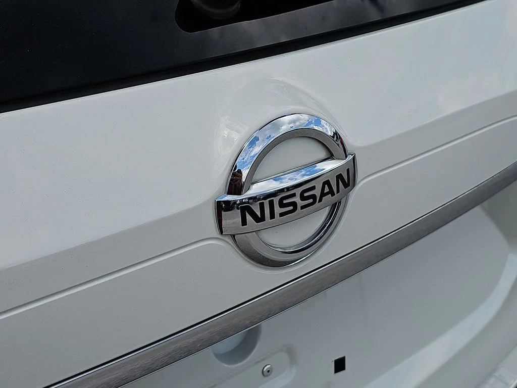 Used 2020 White Nissan SL image 33
