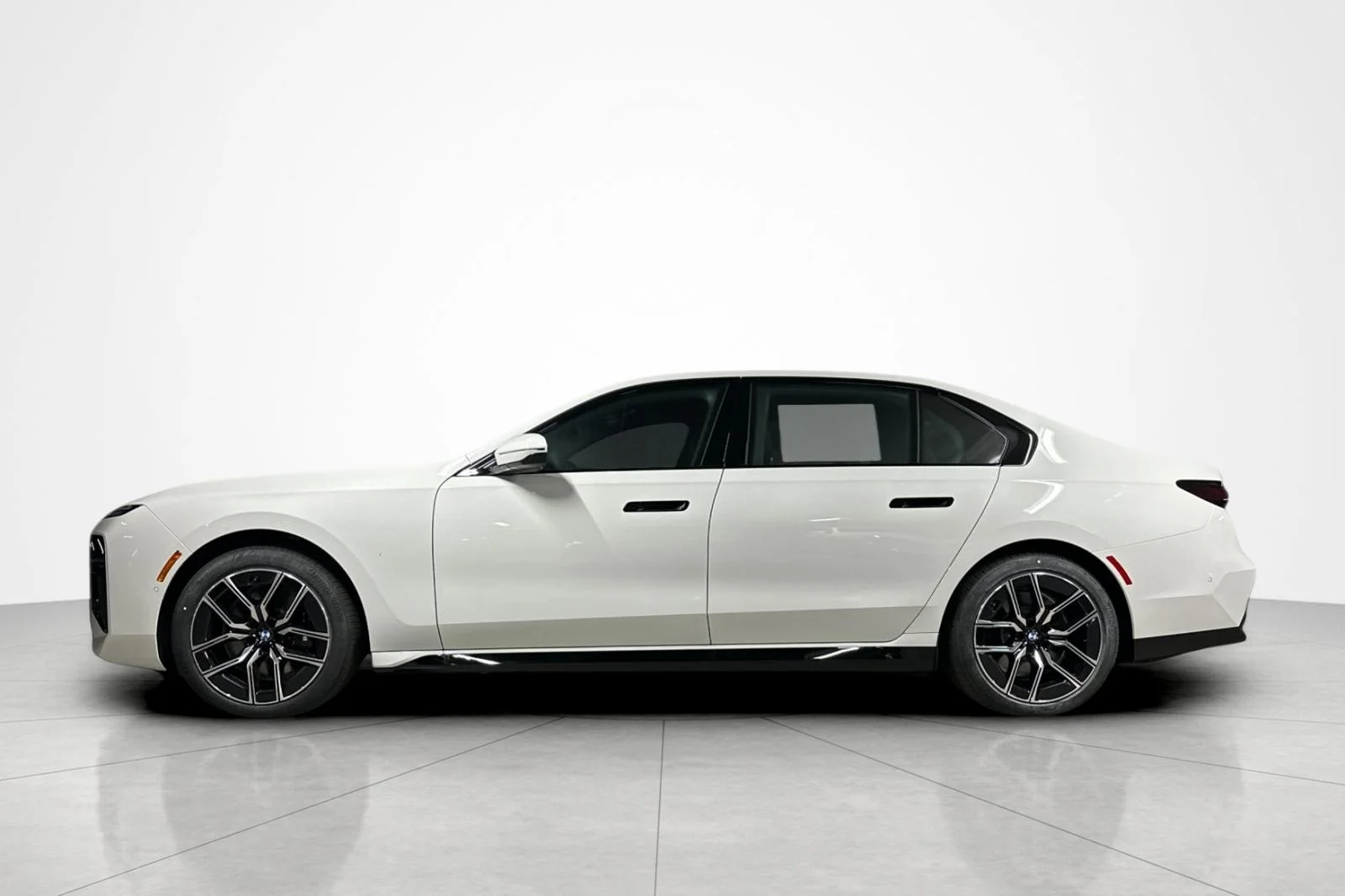 New 2026 Alpine White BMW xDrive60 image 2