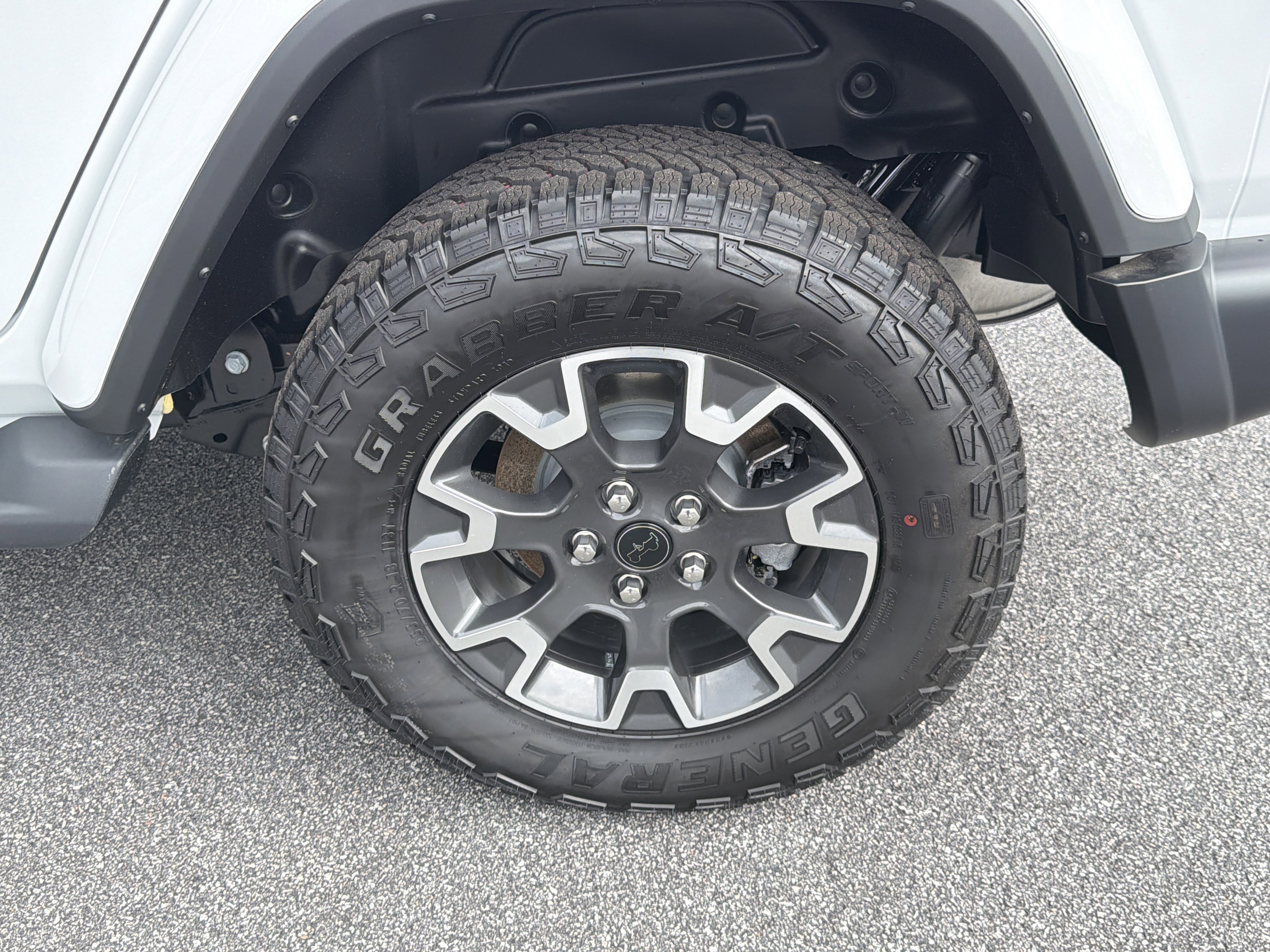 New 2026 Bright White Clear-Coat Exterior Paint Jeep Sahara image 23