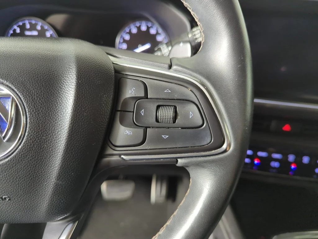 Used 2023 Summit White Buick Essence image 28