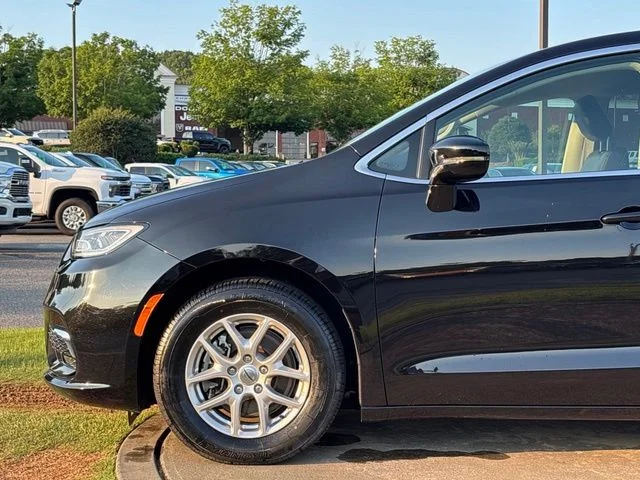 Used 2024 Black Chrysler Touring L image 12