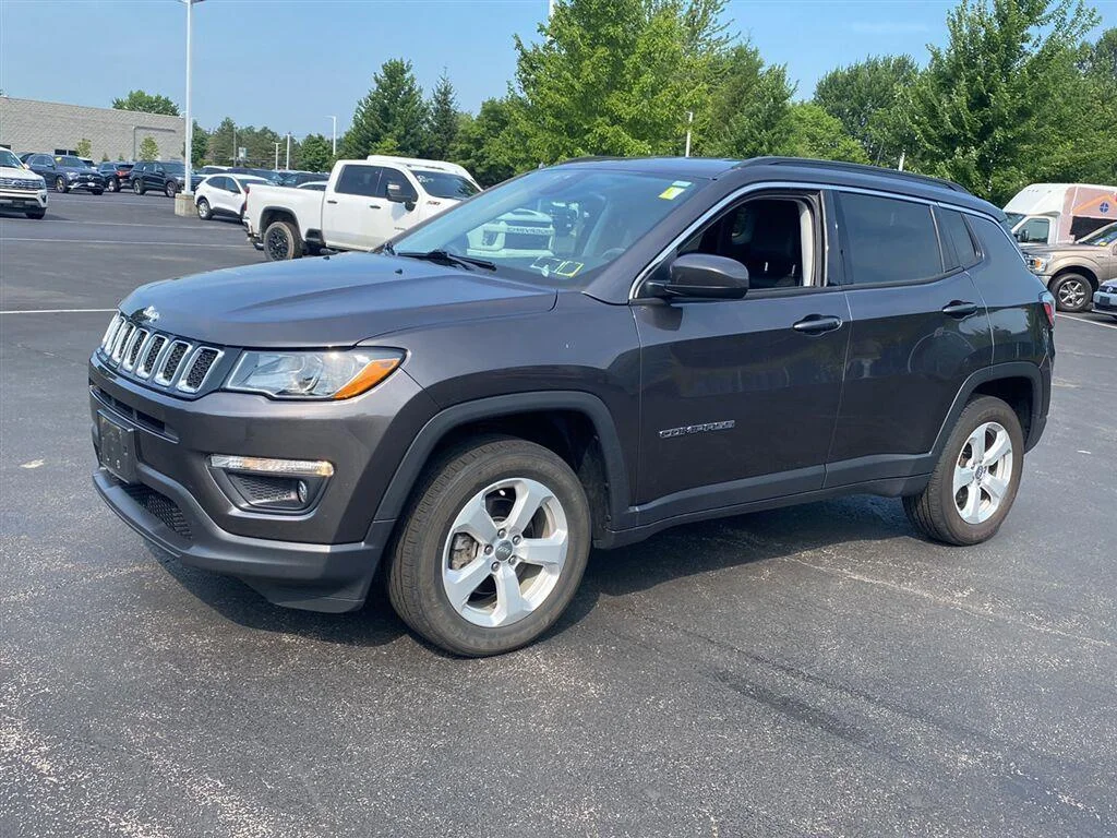 Used 2018 Granite Crystal Metallic Clearcoat Jeep Latitude image 6