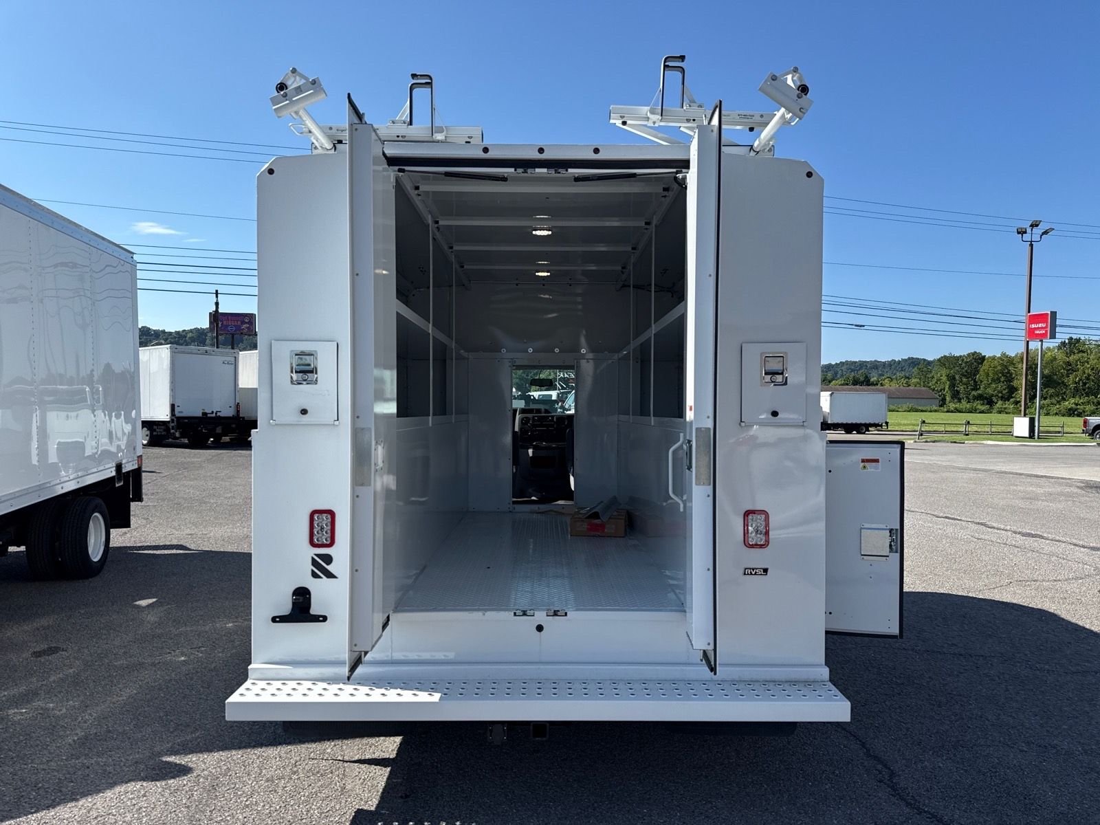 New 2025 Oxford White Ford E-350 SRW image 32