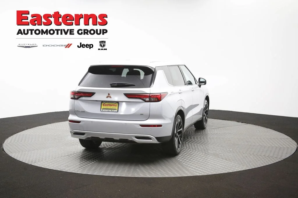 Used 2022 White Mitsubishi SE image 38